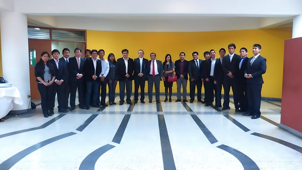 Integrantes de ASQ UNI posando juntos en los inicios de la rama