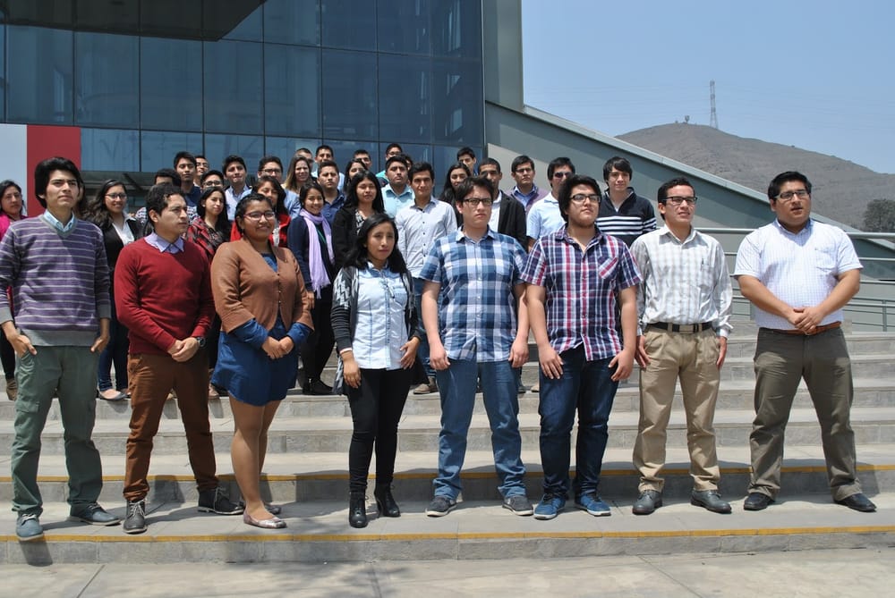 Integrantes de ASQ UNI posando juntos en las escalinatas de la universidad