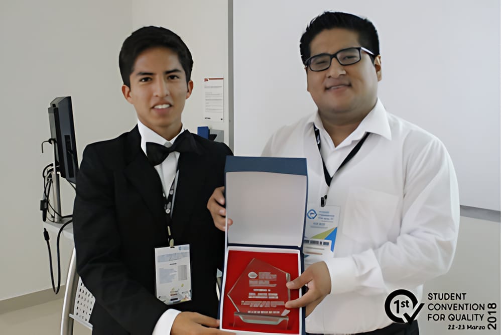 Representantes de ASQ UNI con un reconocimiento en la 1st Student Convention for Quality