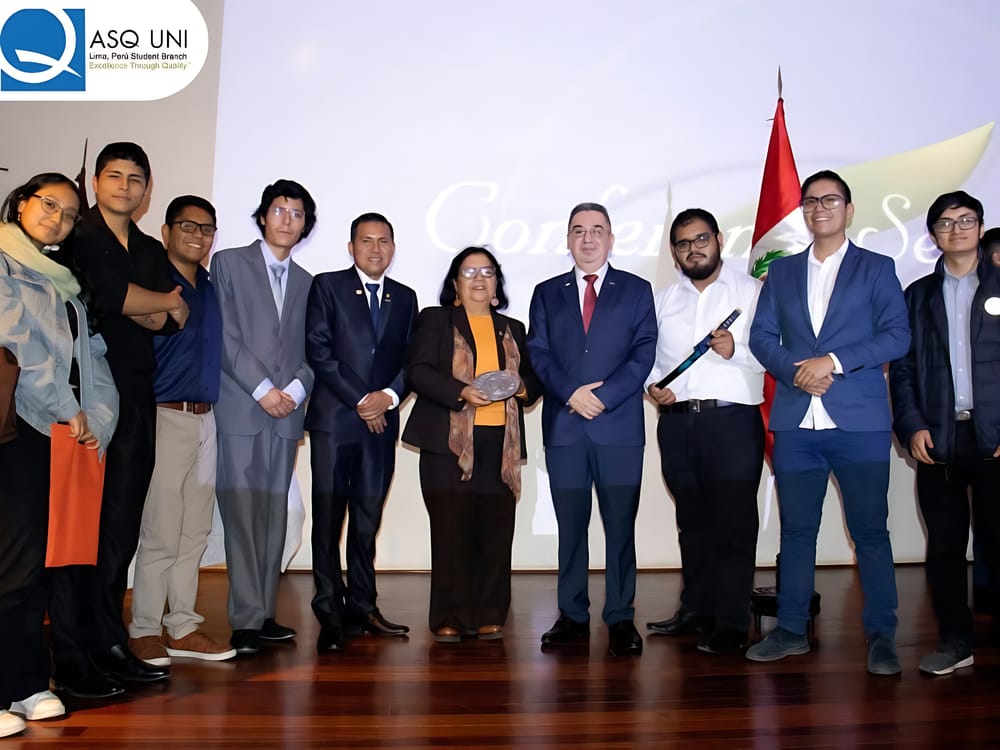 Miembros de ASQ UNI en la ceremonia del Reconocimiento Taiichi Ohno