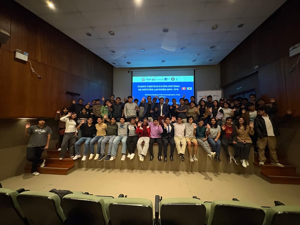 Participantes del curso de certificación NPS-TPS Nivel 5 saludando junto a ASQ UNI